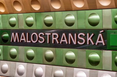 Prag Kalesi yakınlarındaki Mala Strana bölgesinde yer alan Prag 'daki Malostranska metro istasyonu. Uzun yürüyen merdiven tüneli ve kendine özgü mimari detayları olan derin yeraltı istasyonunun görüntüsü.