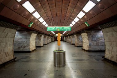 Prag 'daki A hattındaki Flora Metro İstasyonu. Şehir toplu taşıma sisteminin bir parçası olarak metro istasyonu ve yürüyen merdivenlerin mimari detaylarını gösteriyor.