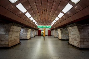 Prag 'daki A hattındaki Flora Metro İstasyonu. Şehir toplu taşıma sisteminin bir parçası olarak metro istasyonu ve yürüyen merdivenlerin mimari detaylarını gösteriyor.