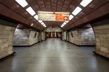 Prag 'daki A hattındaki Flora Metro İstasyonu. Şehir toplu taşıma sisteminin bir parçası olarak metro istasyonu ve yürüyen merdivenlerin mimari detaylarını gösteriyor.