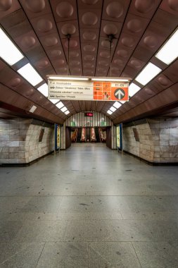 Prag 'daki A hattındaki Flora Metro İstasyonu. Şehir toplu taşıma sisteminin bir parçası olarak metro istasyonu ve yürüyen merdivenlerin mimari detaylarını gösteriyor.