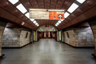 Prag 'daki A hattındaki Flora Metro İstasyonu. Şehir toplu taşıma sisteminin bir parçası olarak metro istasyonu ve yürüyen merdivenlerin mimari detaylarını gösteriyor.