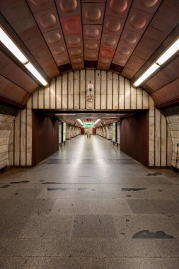 Prag 'daki A hattındaki Flora Metro İstasyonu. Şehir toplu taşıma sisteminin bir parçası olarak metro istasyonu ve yürüyen merdivenlerin mimari detaylarını gösteriyor.