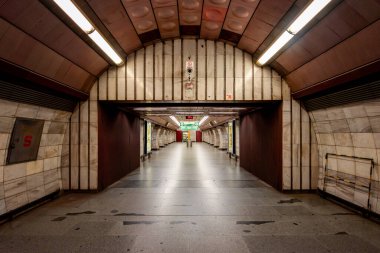 Prag 'daki A hattındaki Flora Metro İstasyonu. Şehir toplu taşıma sisteminin bir parçası olarak metro istasyonu ve yürüyen merdivenlerin mimari detaylarını gösteriyor.