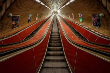 Prag 'daki A hattındaki Flora Metro İstasyonu. Şehir toplu taşıma sisteminin bir parçası olarak metro istasyonu ve yürüyen merdivenlerin mimari detaylarını gösteriyor.