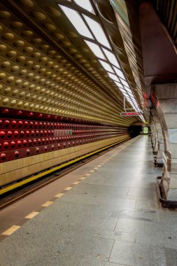 Prag 'daki A hattındaki Flora Metro İstasyonu. Şehir toplu taşıma sisteminin bir parçası olarak metro istasyonu ve yürüyen merdivenlerin mimari detaylarını gösteriyor.
