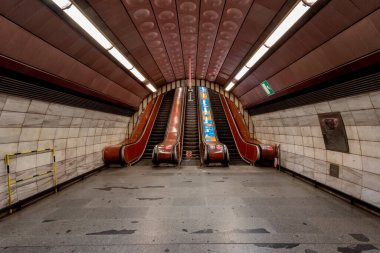Prag 'daki A hattındaki Flora Metro İstasyonu. Şehir toplu taşıma sisteminin bir parçası olarak metro istasyonu ve yürüyen merdivenlerin mimari detaylarını gösteriyor.
