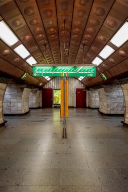 Prag 'daki A hattındaki Flora Metro İstasyonu. Şehir toplu taşıma sisteminin bir parçası olarak metro istasyonu ve yürüyen merdivenlerin mimari detaylarını gösteriyor.