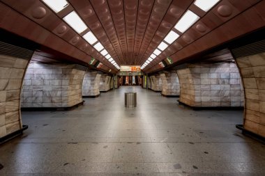 Prag 'daki A hattındaki Flora Metro İstasyonu. Şehir toplu taşıma sisteminin bir parçası olarak metro istasyonu ve yürüyen merdivenlerin mimari detaylarını gösteriyor.
