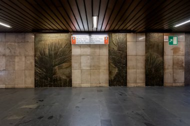 Prag 'daki A hattındaki Flora Metro İstasyonu. Şehir toplu taşıma sisteminin bir parçası olarak metro istasyonu ve yürüyen merdivenlerin mimari detaylarını gösteriyor.