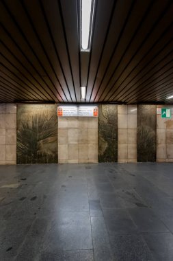 Prag 'daki A hattındaki Flora Metro İstasyonu. Şehir toplu taşıma sisteminin bir parçası olarak metro istasyonu ve yürüyen merdivenlerin mimari detaylarını gösteriyor.