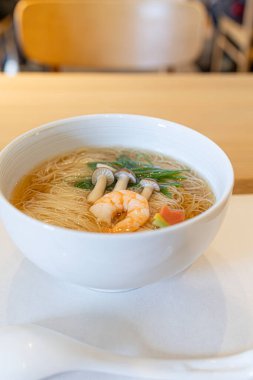 Nyumen Somen Erişte Çorbası Beyaz Kasede Parlak Japon Restoranında