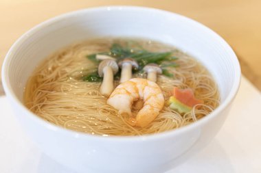 Nyumen Sıcak Somen Erişte Tabağı Karides, Mantar ve Temiz Et suyuyla Kapalı