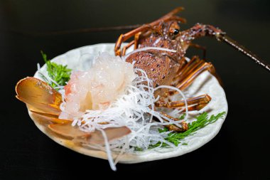 Taze canlı dikenli ıstakoz Ise Ebi Sashimi Dekoratif bir tabakta servis edildi