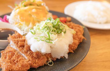 Oroshi Tonkatsu Domuz Pirzolası Izgara Turp ve Siyah Tabakta Yabanmersinli