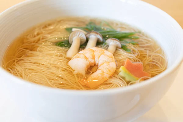 Yakın plan Nyumen Sıcak Somen Erişte Çorbası Karides ve Yenilebilir Garnitür