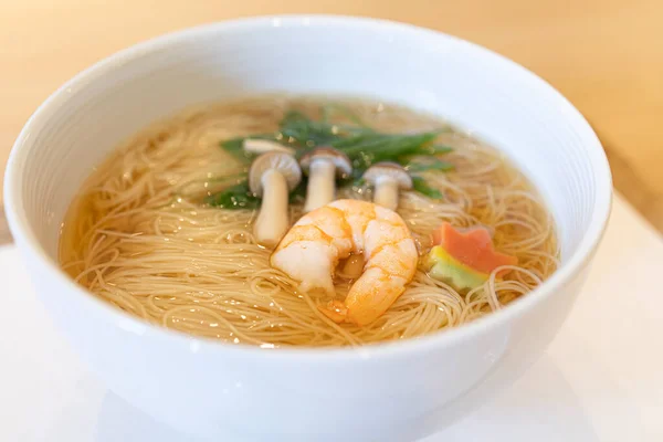 Nyumen Sıcak Somen Erişte Tabağı Karides, Mantar ve Temiz Et suyuyla Kapalı