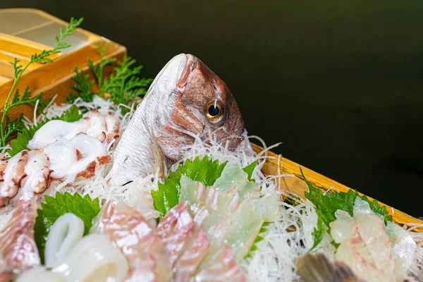 Japon Funamori Tabağındaki Taze Deniz Balığı Balık Kafası ve Sashimi