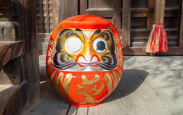 Boyalı Gözlü Geleneksel Japon Daruma Bebeği ve Servet İçin Kanji