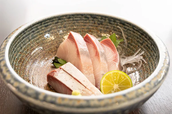 Taze Hamachi Sarı Kuyruklu Sashimi Geleneksel Seramik Kasede Limonlu Dilimler