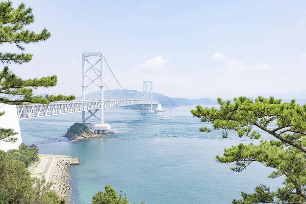 Japonya 'da Shikoku' da çam ağaçları olan sahil parkından Naruto Köprüsü ve girdaplar