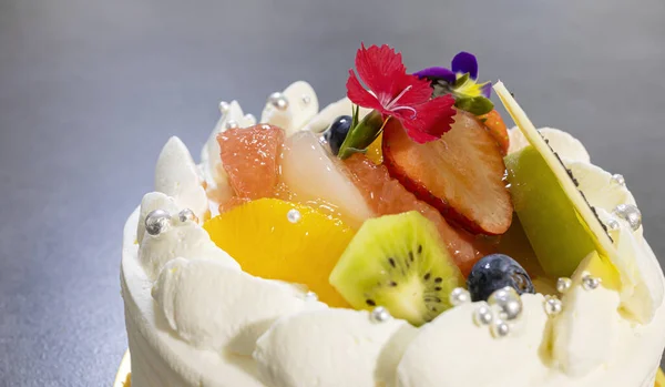 Beyaz kremalı kekin üzerindeki taze meyvenin ayrıntıları.