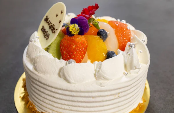 Doğum günü çikolatalı taze meyveli kek.