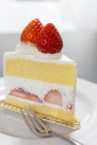 Yenmeye hazır tek dilim çilekli pasta.