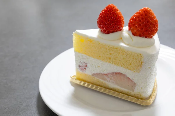 Taze pişmiş sarı sünger çilekli kek dilimi.