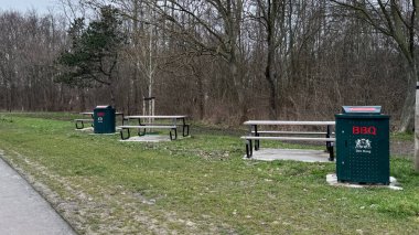 Lahey, Hollanda 26 Ocak 2026. Lahey 'deki bir parkta halka açık barbekü tesislerinde piknik masaları ve özel barbekü atıkları bulunuyor. Mangal, rahatlama ve toplum aktiviteleri için şehir dışı alanlar oluşturuldu..