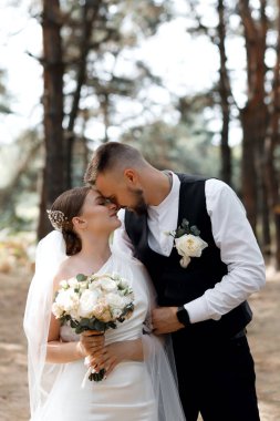 Bir çift düğün sırasında bir orman ortamında yan yana durur. Damat, gelini bu hassas anı paylaşırken rahatlatır. Güneş etraflarındaki ağaçların arasından parlıyor..