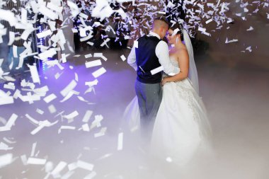 Yeni evliler, yüzen konfeti ve sis ile çevrili ilk danslarının keyfini çıkarırlar. Düğün törenlerinde büyülü bir atmosfer yaratırlar..