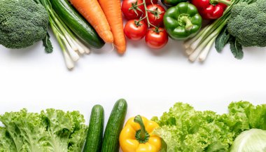 Taze sebzelerden oluşan canlı bir çeşitlilik, beyaz bir alan etrafında metin veya grafik eklemek için mükemmel renkli bir sınır oluşturur..