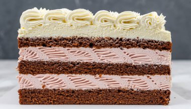 Çok güzel dekore edilmiş çikolatalı ve kremalı pastanın yakın görüntüsü..