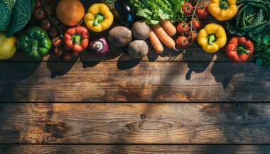 Biberli domates havuçlarının canlı bir görüntüsü eskimiş ahşap bir yüzey boyunca dizilmiş yeşillikler