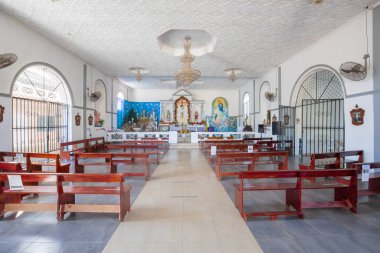 Panama Horconcillos Köyü, 20 Aralık, Noel süslemeleri ile Lekesiz Gebelik Kilisesi 'nin iç manzarası. Çekim 20 Aralık 2020 'de.