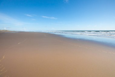 Panama Pasifik sahili, Barqueta plajı, gün batımında mavi gökyüzü.