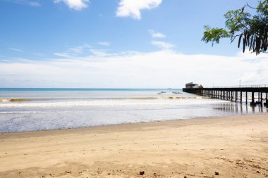 Panama Armuelles, güneşli bir günde kumsal ve dalgalı panoramik manzara