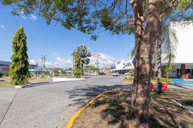 Panama David 24 Ocak, şehrin kuzeyinde perakende satış mağazaları olan ticari bölge. Çekim 24 Ocak 2021