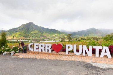 Panama 22 Ocak, Kosta Rika sınırındaki Baru volkanı yakınlarındaki dağlık kabartmalar ve çok verimli bir tarım bölgesi olan Cerro Punta 'nın hoş geldin işareti. Çekim 22 Ocak 2021