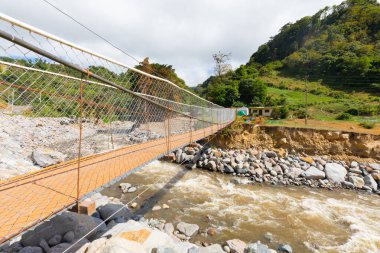 Panama Gariche Deresi Volkan Vadisi 'ndeki yaya köprüsünü askıya aldı.