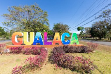 Panama, Gualaca kasabası 2 Şubat, Chiriqui eyaletindeki bu küçük kasabanın hoş geldin işareti. Çekim 2 Şubat 2021