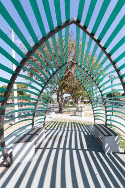 Panama David 12 Şubat, ana park bahçelerinde pergola şeklinde heykel. Çekim 12 Şubat 2021