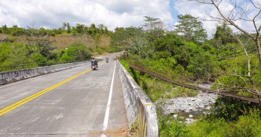 Panama, Cordillera Bölgesi 7 Şubat, Piedra Deresi üzerindeki köprüden birkaç bisiklet geçiyor. 7 Şubat 2021 'de gerçek zamanlı video çekimi