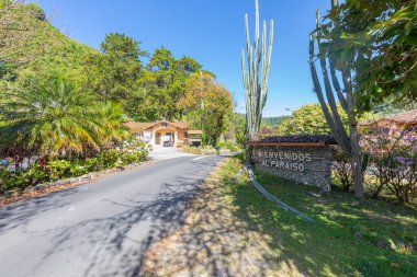 Panama Boquete 3 Mart, cennete hoş geldin işareti, Valle Escondido adlı halka açık alana girişte, tropikal bahçeler ve spor tesisleri ile karakterize edilir. Çekim 3 Mart 2021