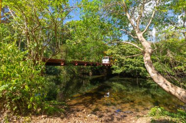 Panama Las Zambranos 12 Mart, Papayal Deresi 'nin çelik köprüsünde minibüs. Panoramik manzara. Çekim 12 Mart 2021