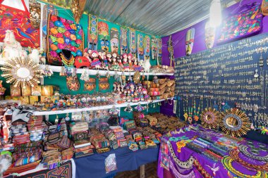 Panama Boquete, 26 Mart. Kalıcı pazarda kostüm mücevheri ve el işi sergisi. Giriş ücretsiz ve restoranlar ve kahve dükkanlarını içeriyor. Çekim 26 Mart 2021