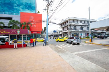 Panama David April 11, bazı insanlar şehir merkezindeki otobüs durağında bekliyor. Çekim 11 Nisan 2021