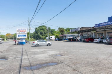 Panama Bagala 18 Nisan, süpermarket ve nalbur, binalar ve park yeri. Çekim 18 Nisan 2021