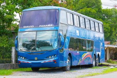 Panama David 22 Nisan, çift katlı turist otobüsü hizmete devam etmek için bekliyor. Çekim 22 Nisan 2021